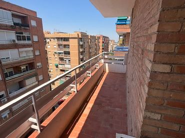 Appartamento con balcone in affitto a Calle Primavera 22