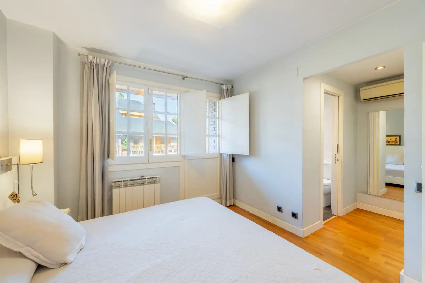 Dormitori de Casa adosada en venda en Sant Cugat del Vallès amb Calefacció, Jardí privat i Parquet