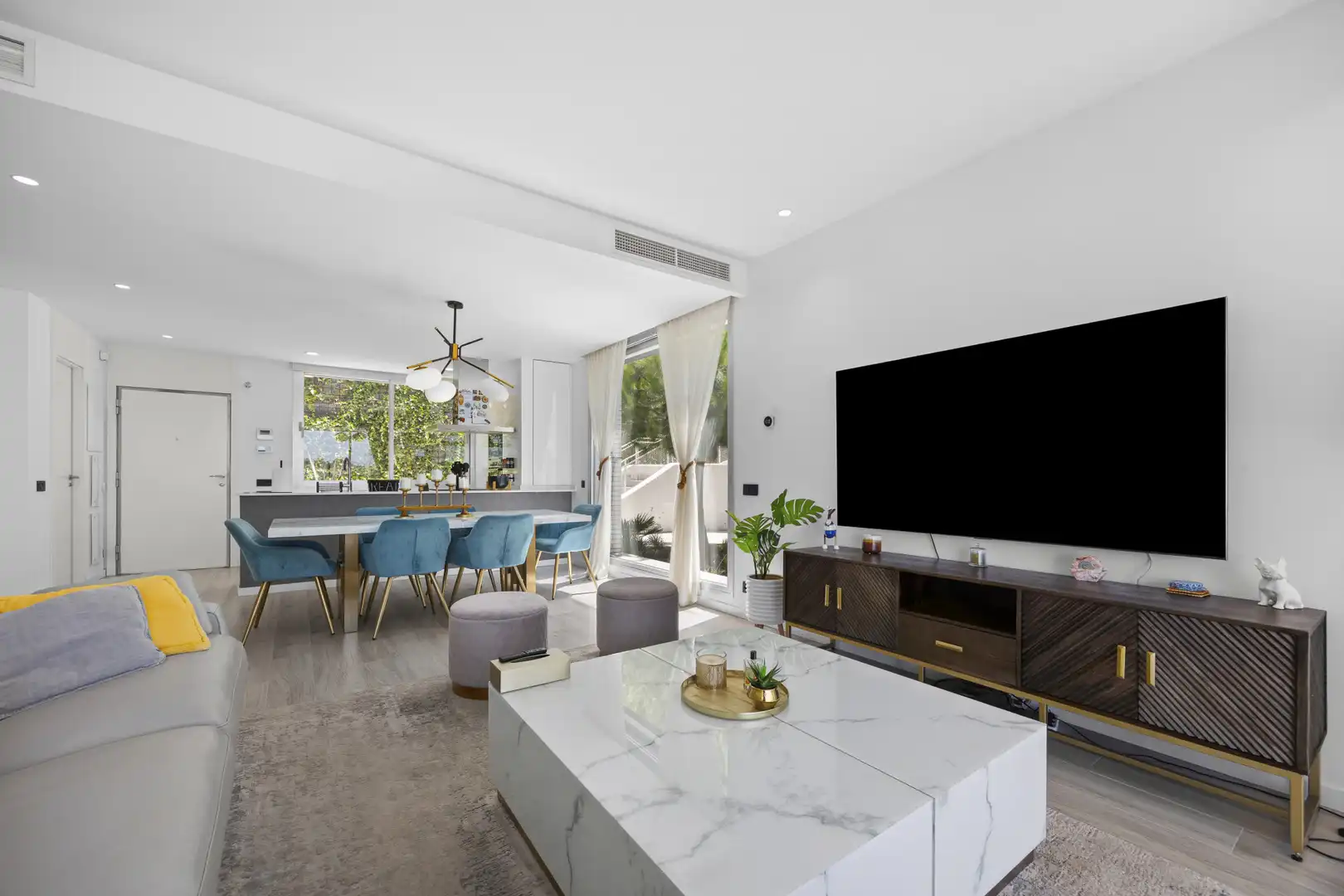 Wohnzimmer von Einfamilien-Reihenhaus zum Verkauf in Estepona mit Klimaanlage, Terrasse und Schwimmbad