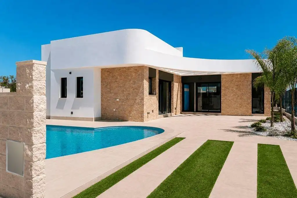 Chalet con piscina en venta en Los Montesinos