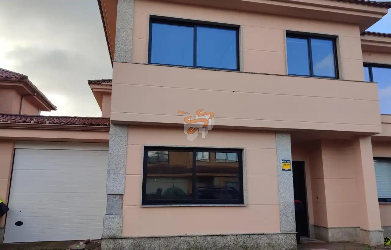 Vista exterior de Casa adosada en venda en Ferrol amb Calefacció, Jardí privat i Terrassa
