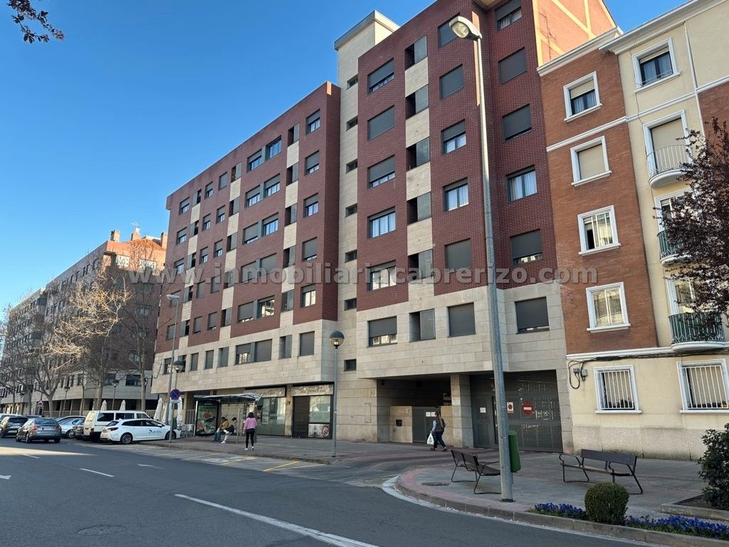 Vista exterior de Estudi de lloguer en  Logroño amb Calefacció, Parquet i Terrassa
