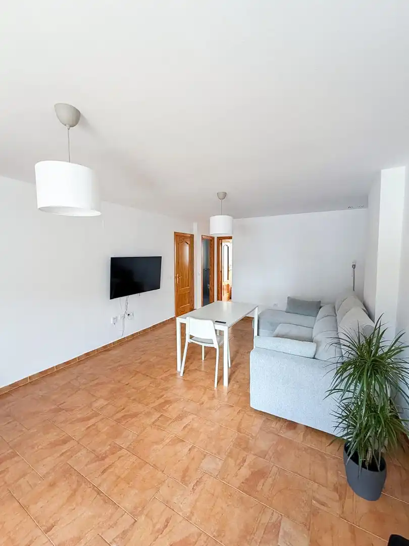 Sala d'estar de Casa adosada en venda en Alhaurín de la Torre amb Aire condicionat, Jardí privat i Terrassa