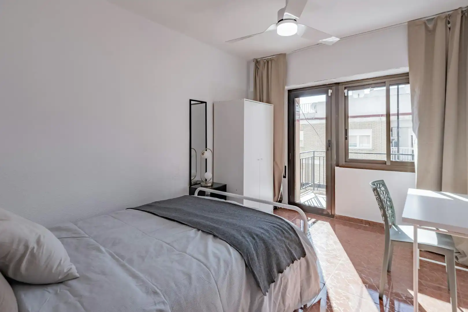 Habitación de Piso para compartir en  Valencia Capital con Lavadora
