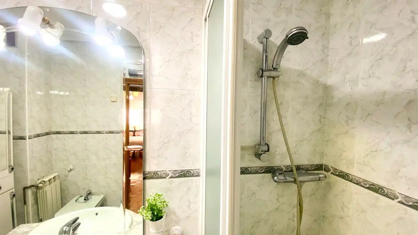 Badezimmer von Wohnung zur Miete in Arganzuela