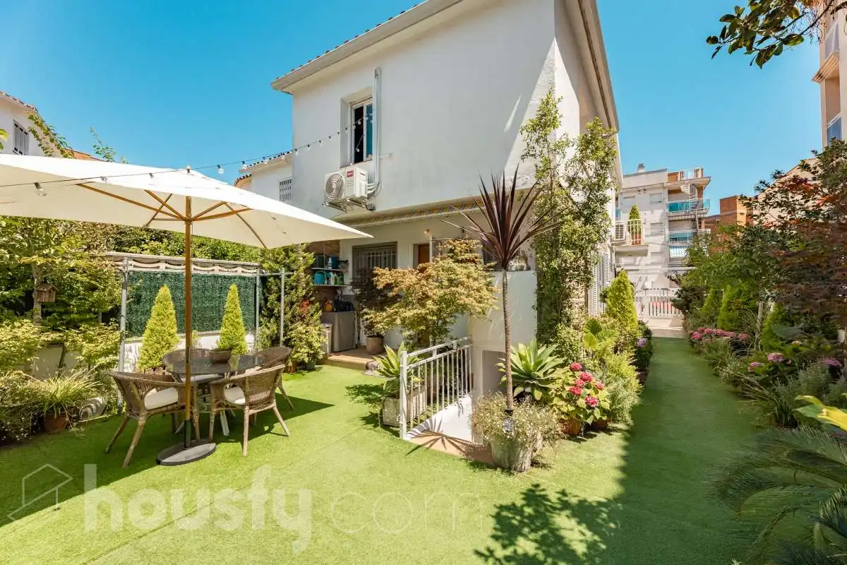 Detached homes for sale in Calle Santiago Rusiñol, Coma-ruga platja
