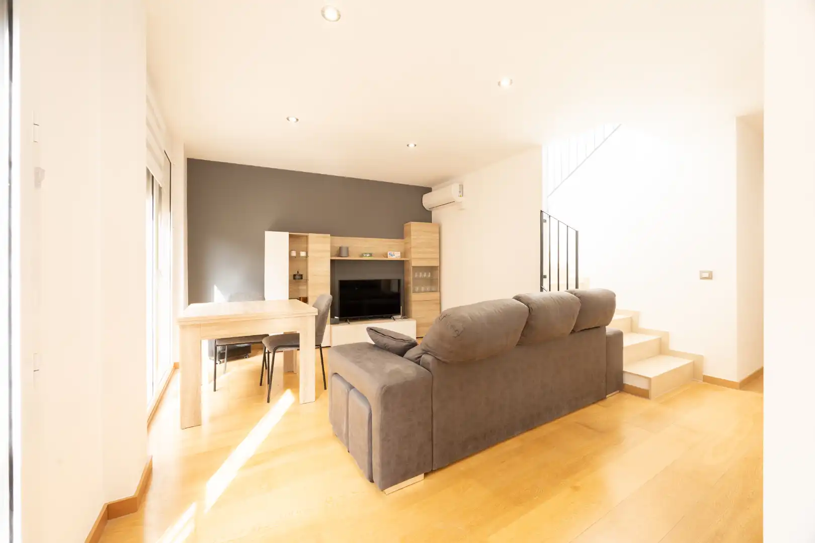 Sala d'estar de Dúplex en venda en Sant Pere de Torelló amb Aire condicionat, Parquet i Terrassa