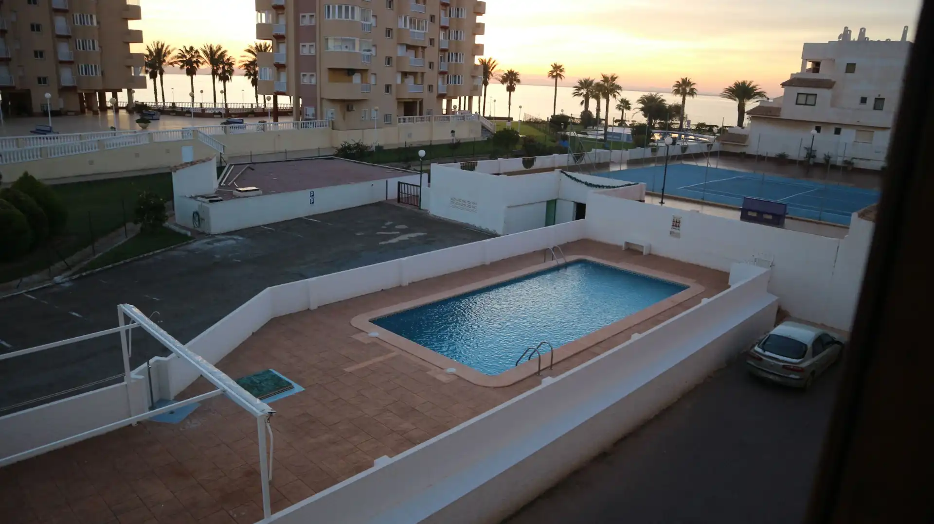 Piscina de Dúplex en venta en La Manga del Mar Menor con Aire acondicionado, Calefacción y Jardín privado