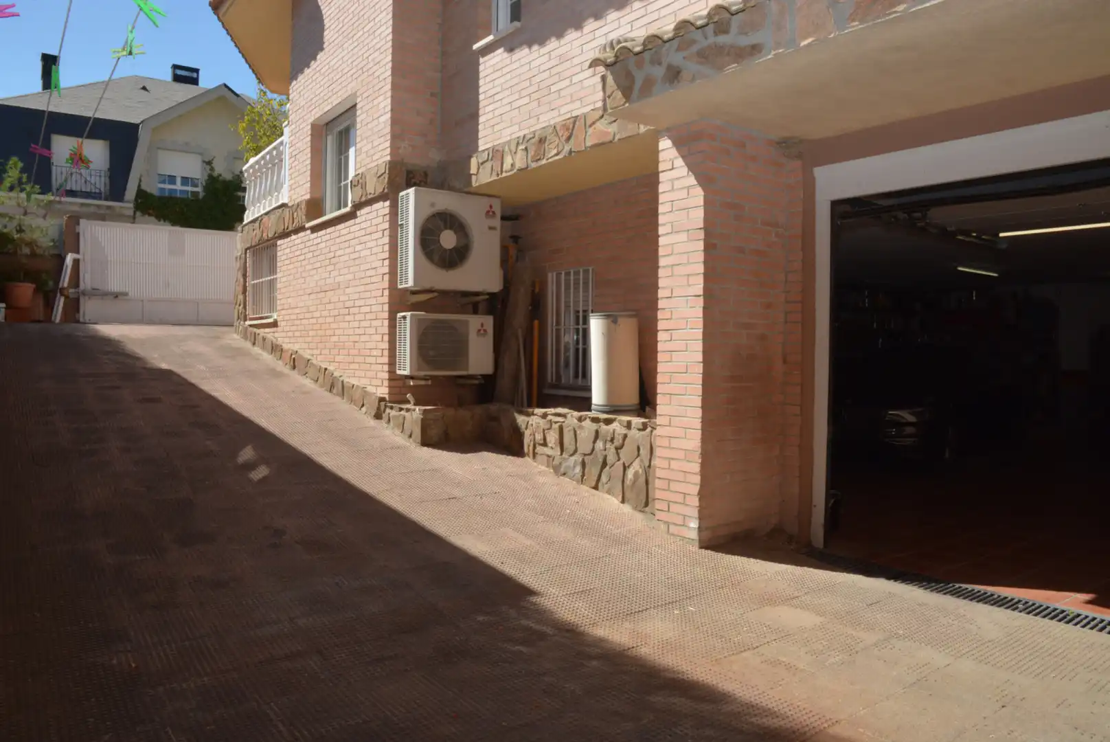 Vista exterior de Casa o xalet en venda en Mejorada del Campo amb Aire condicionat, Calefacció i Jardí privat