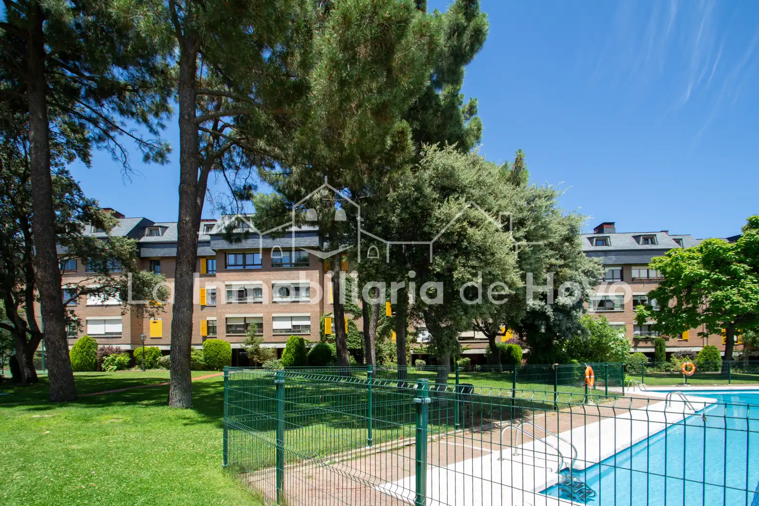 Außenansicht von Wohnung zum Verkauf in Hoyo de Manzanares mit Heizung, Privatgarten und Abstellraum