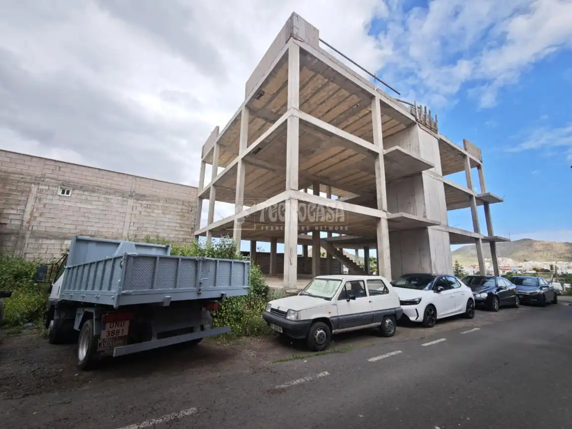 Vista exterior de Edifici en venda en Arona