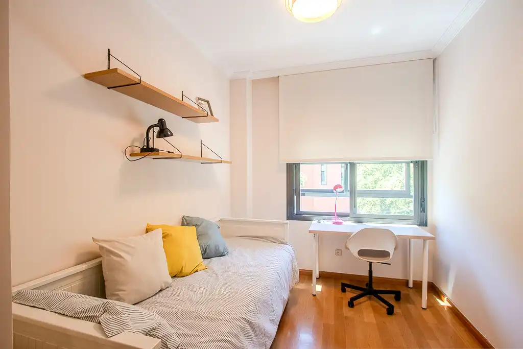 Bedroom of Flat for rent in Madrid  with Air Conditioner, Private garden and Storage room