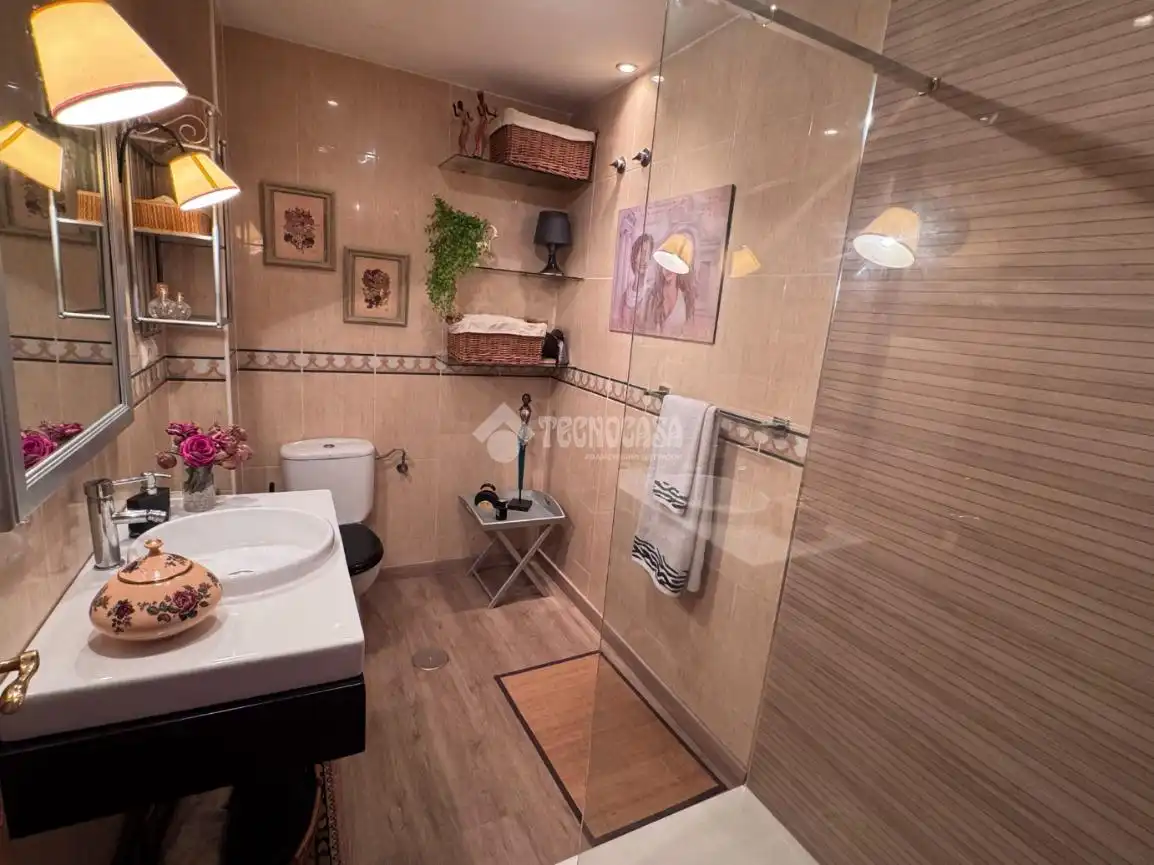 Baño de Casa adosada en venta en Valdefresno con Calefacción, Parquet y Piscina comunitaria