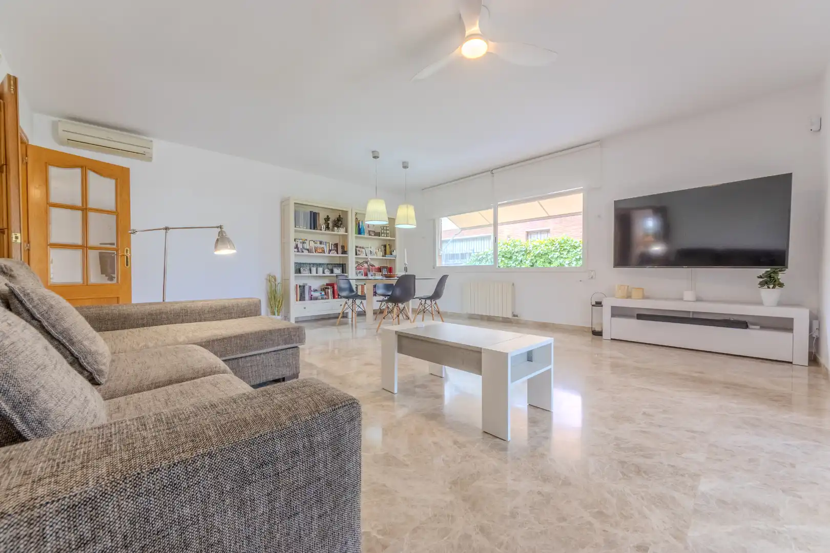 Sala d'estar de Casa o xalet en venda en Tarragona amb Jardí privat, Terrassa i Traster