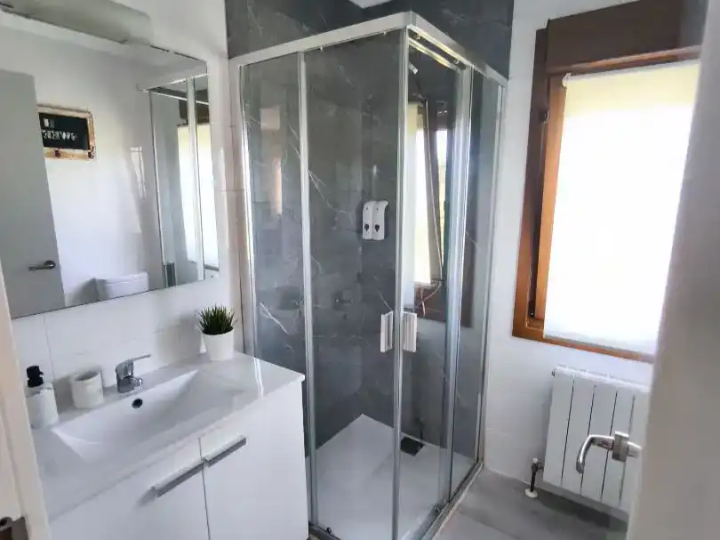 Baño de Piso en venta en Gijón  con Jardín privado, Trastero y Piscina