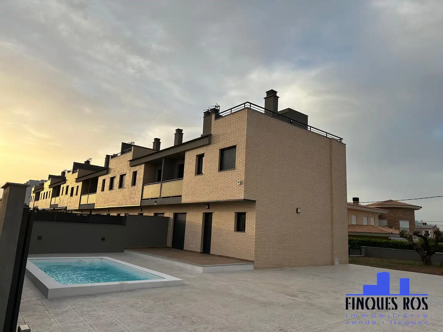 Vista exterior de Casa adosada en venta en Vinaròs con Aire acondicionado, Jardín privado y Terraza