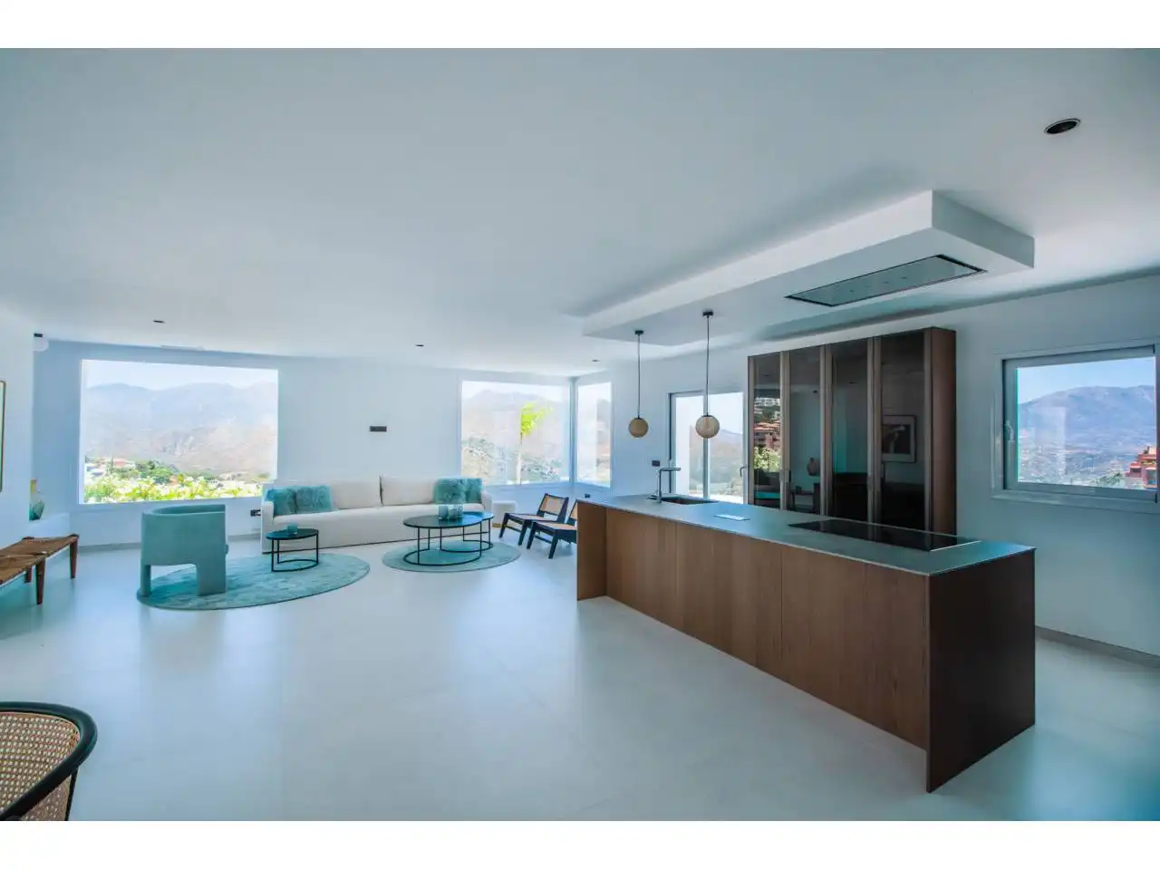 Sala de estar de Casa o chalet en venta en Marbella con Aire acondicionado, Calefacción y Jardín privado