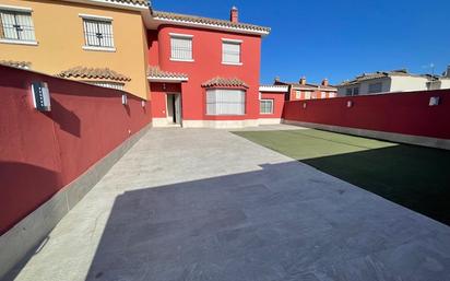 Vista exterior de Casa adosada en venda en Algeciras amb Aire condicionat, Calefacció i Jardí privat