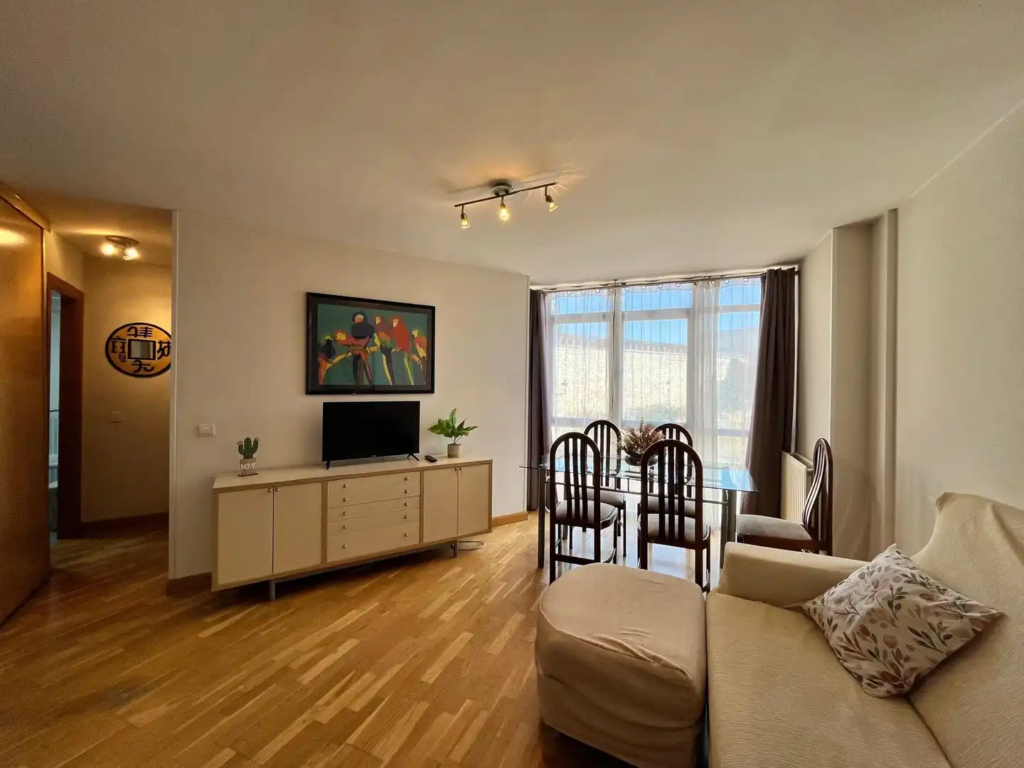 Sala d'estar de Apartament de lloguer en Burgos amb Calefacció, Parquet i Moblat