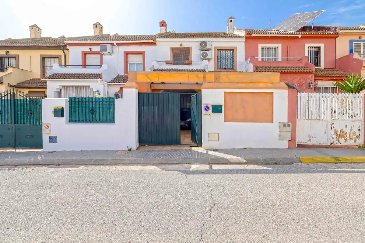 Vista exterior de Casa adosada en venda en Castilleja de la Cuesta amb Aire condicionat, Calefacció i Terrassa