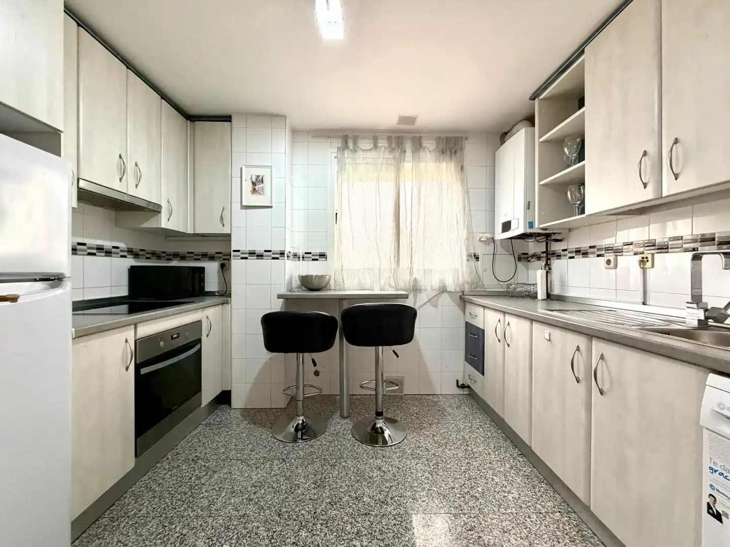 Cuina de Pis de lloguer en Granada amb Aire condicionat, Calefacció i Moblat