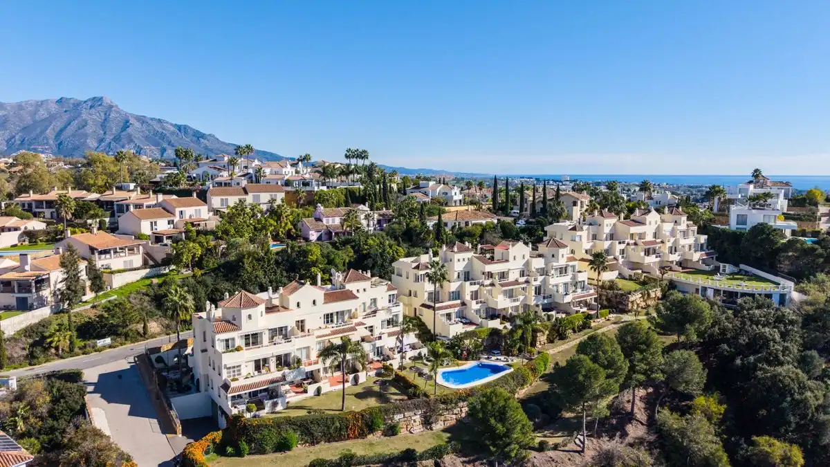 Außenansicht von Wohnungen zum Verkauf in Benahavís mit Klimaanlage, Privatgarten und Terrasse