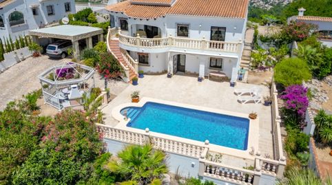 Espaciosa villa de 5 habitaciones con apartamento de invitados independiente, piscina y espectaculares vistas a la montaña en Orba