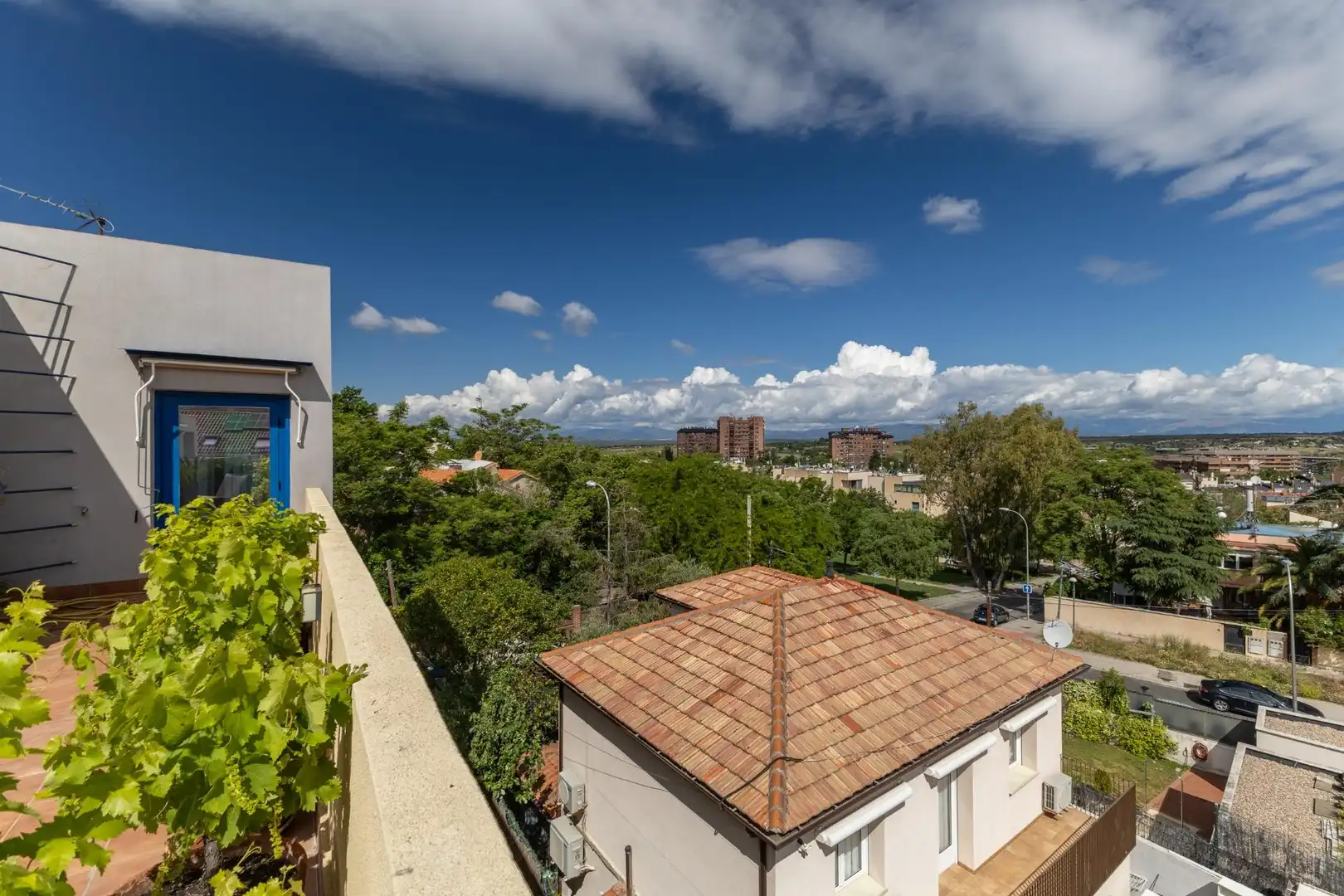 Vista exterior de Casa o xalet en venda en Madrid amb Aire condicionat, Calefacció i Jardí privat