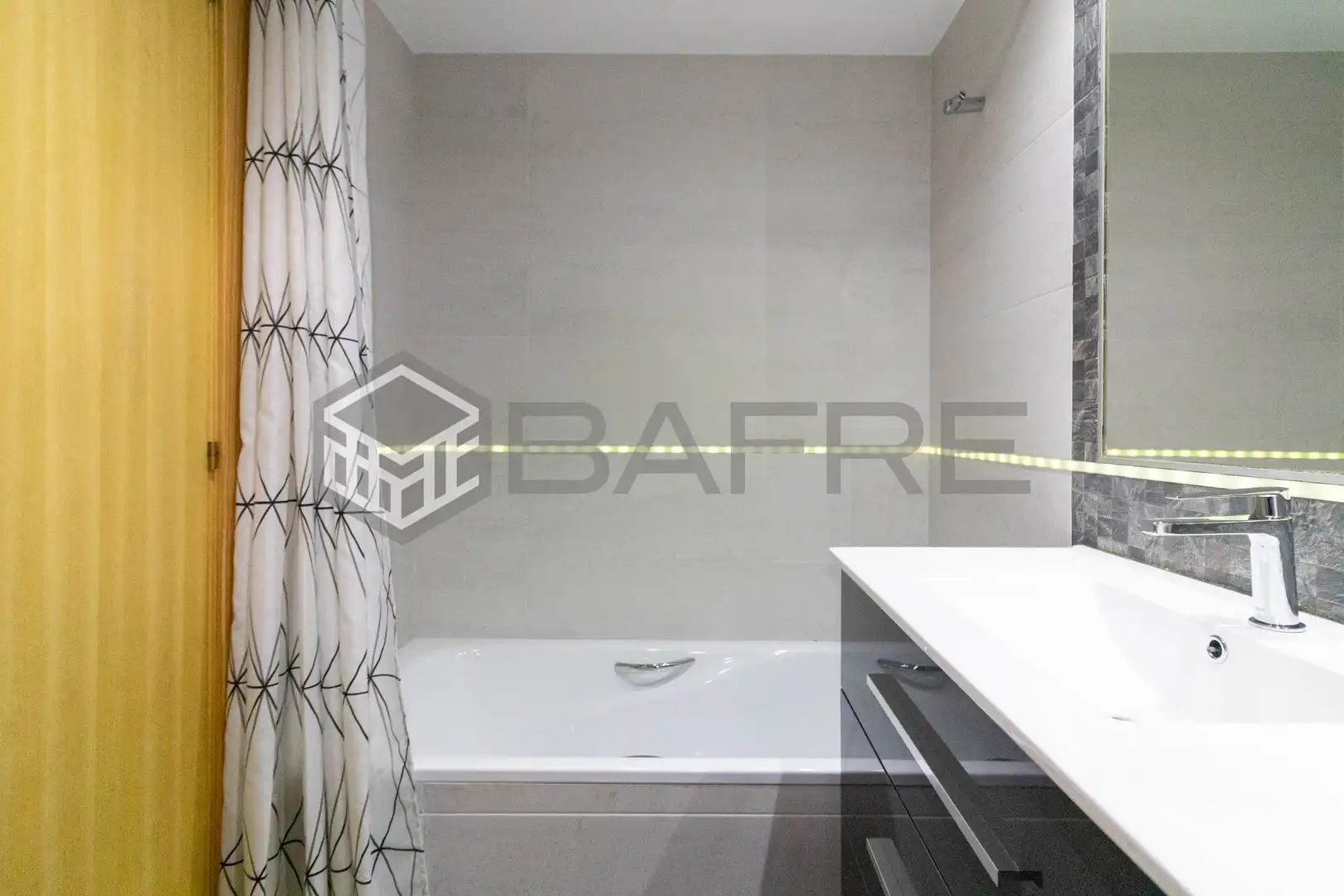 Badezimmer von Wohnung zum Verkauf in Madrid mit Klimaanlage, Heizung und Parkett
