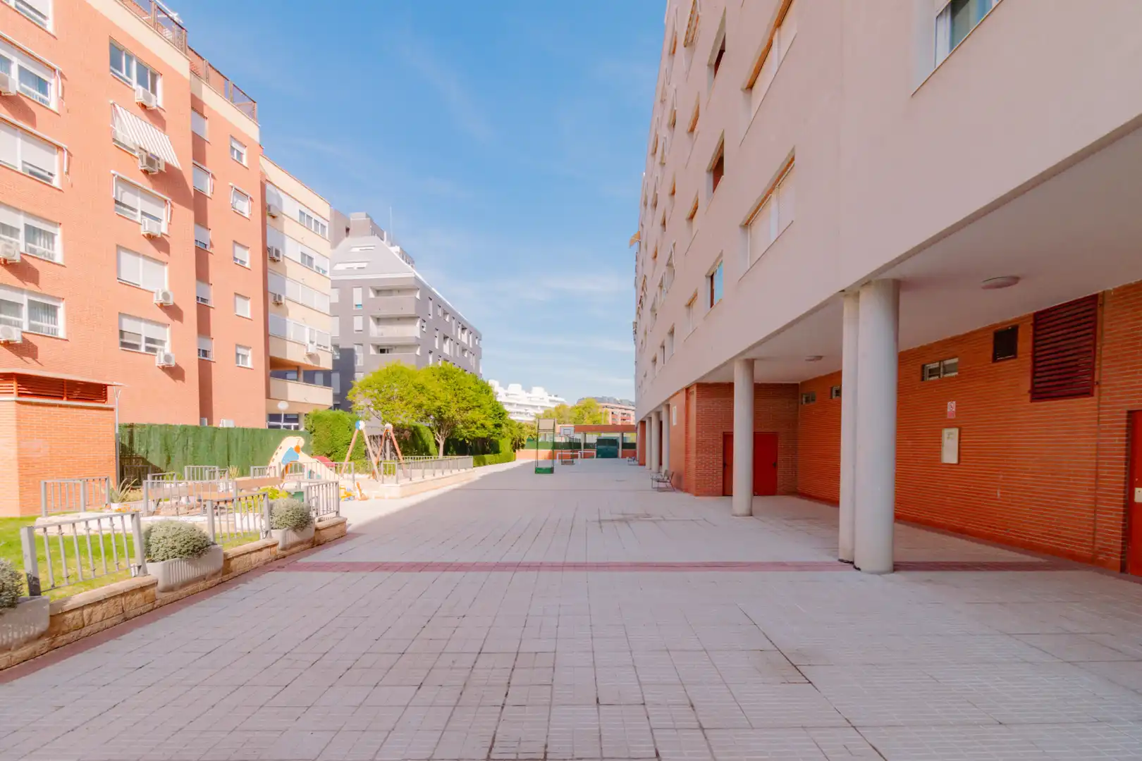 Vista exterior de Àtic en venda en Alcalá de Henares amb Jardí privat, Terrassa i Alarma