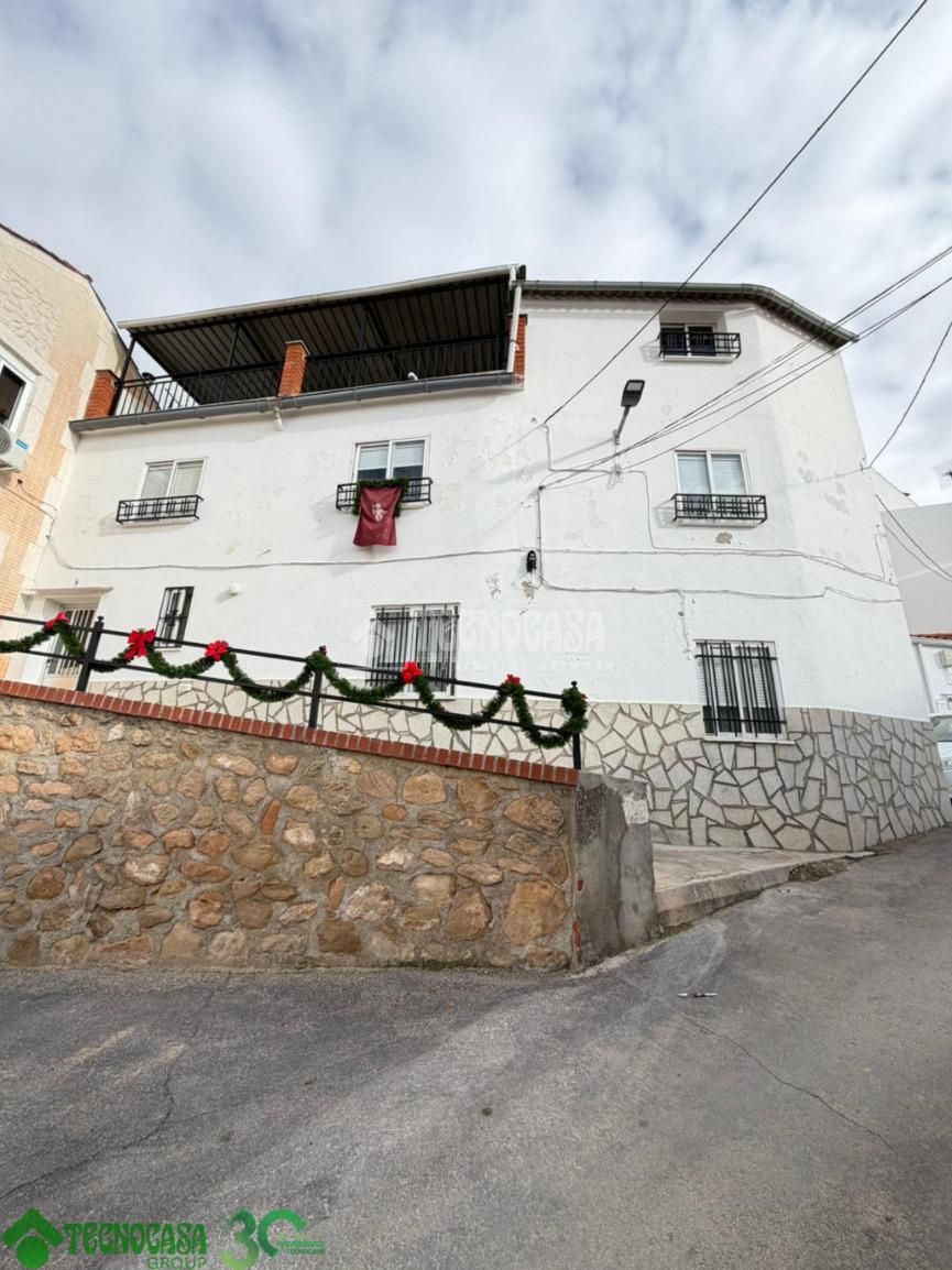 Vista exterior de Casa adosada en venda en Santa Cruz de la Zarza amb Calefacció, Terrassa i Moblat