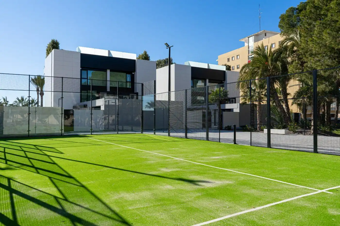 Außenansicht von Einfamilien-Reihenhaus zum Verkauf in El Campello mit Privatgarten, Terrasse und Abstellraum