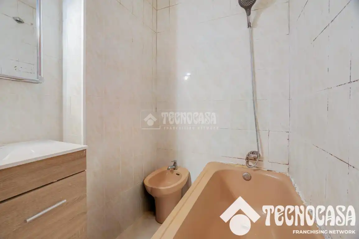 Badezimmer von Wohnung zum Verkauf in Barcelona mit Parkett