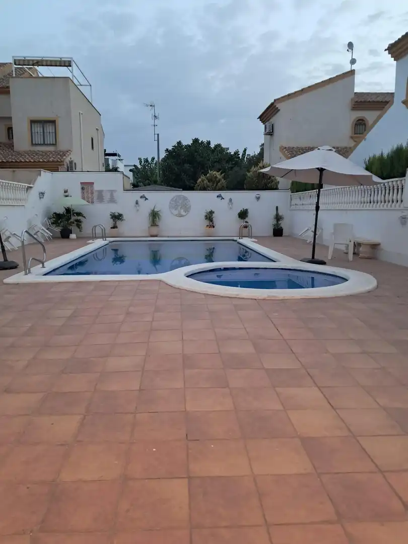Maison mitoyenne avec piscine à vendre à Calle de la Comunidad Andaluza 47