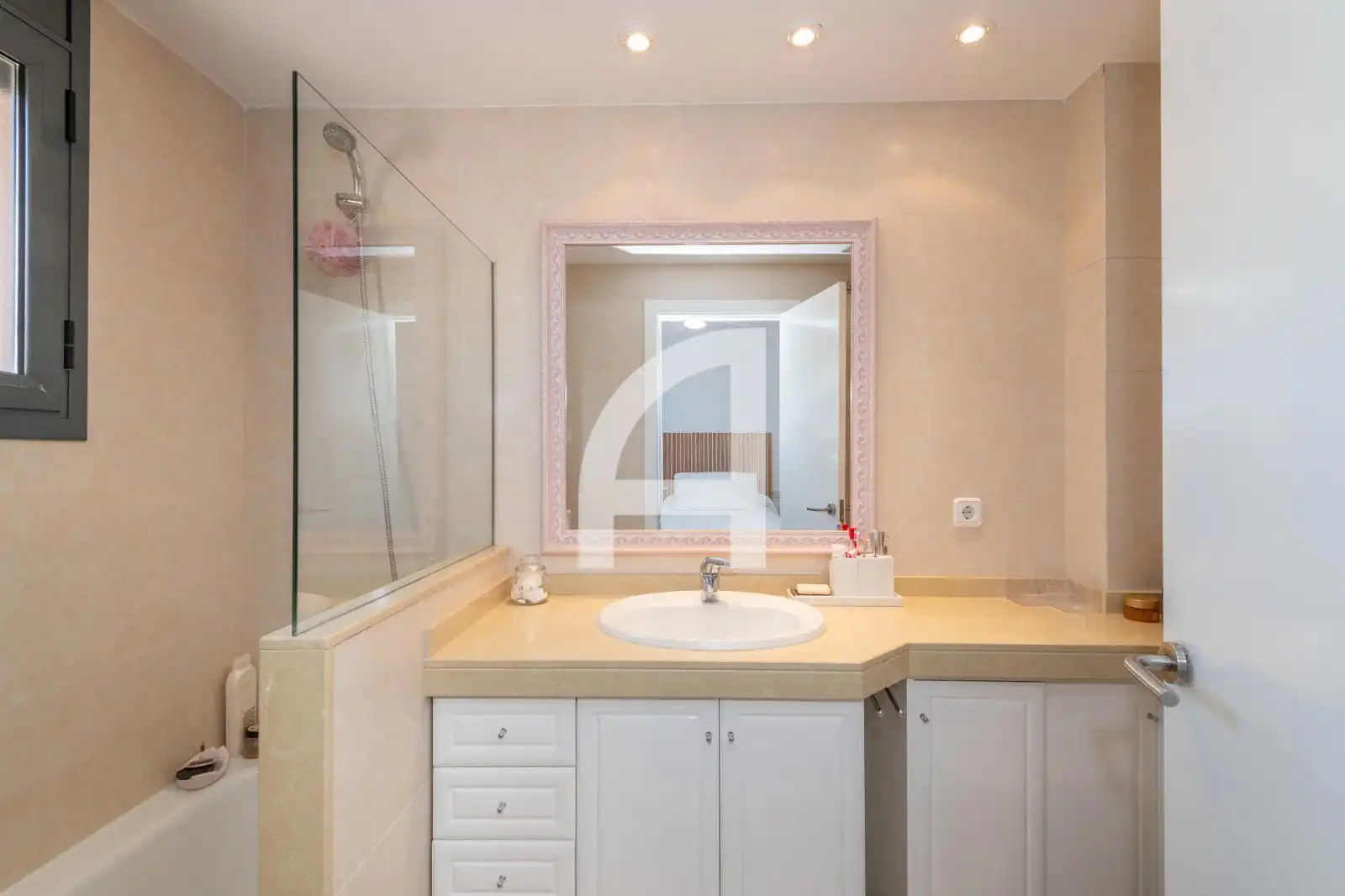 Badezimmer von Einfamilien-Reihenhaus zum Verkauf in Castell d'Aro, Platja d'Aro i s'Agaró mit Klimaanlage, Privatgarten und Terrasse
