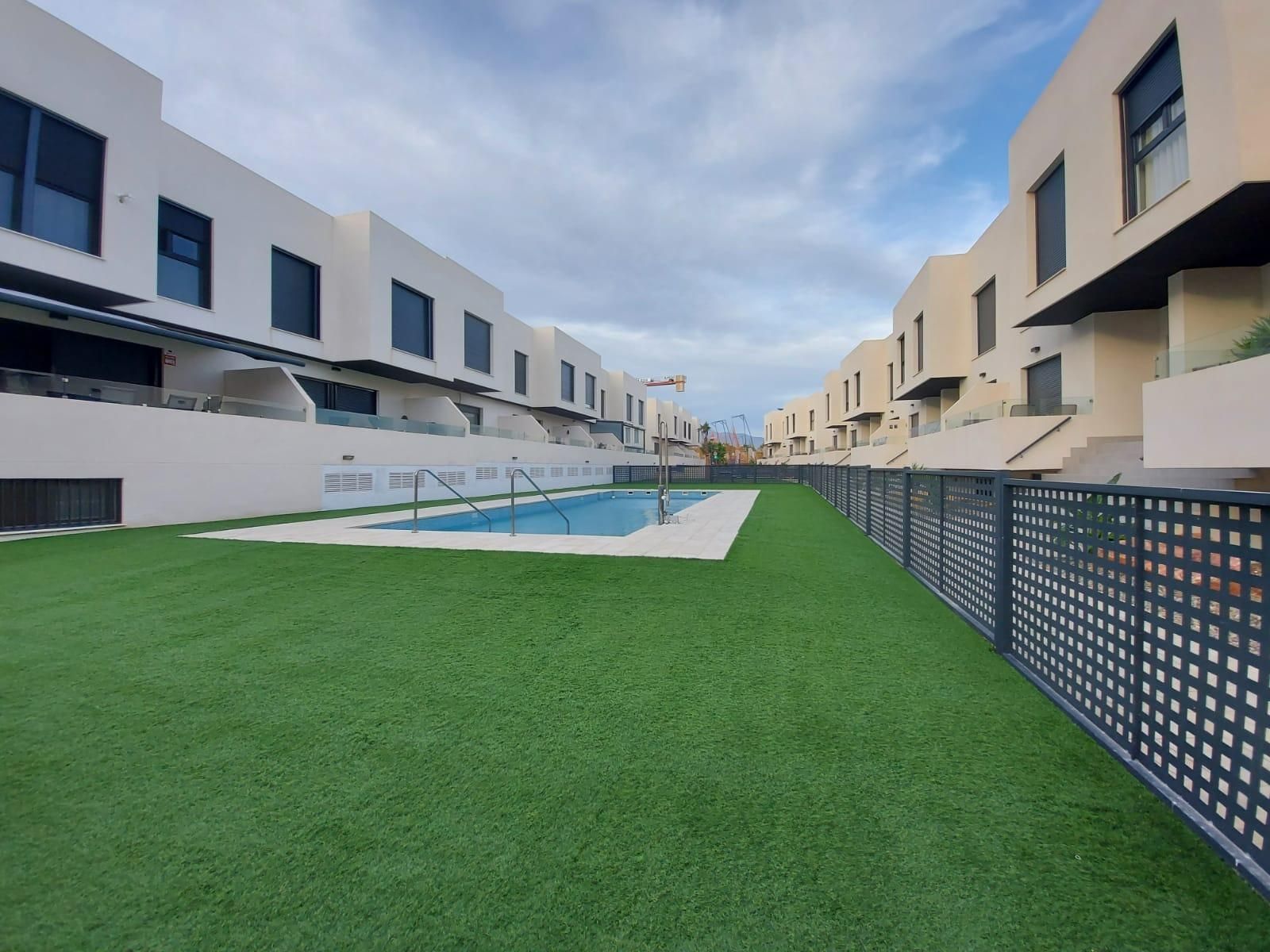 Piscina de Casa o xalet en venda en El Ejido amb Terrassa, Balcó i Piscina comunitària