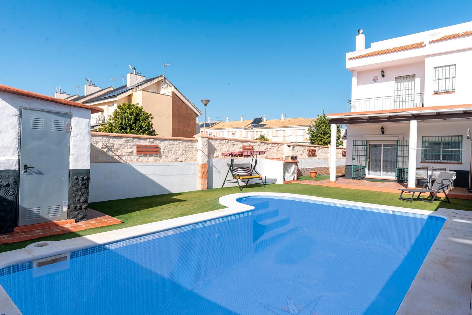 Piscina de Casa adosada en venda en Huévar del Aljarafe amb Aire condicionat, Jardí privat i Traster