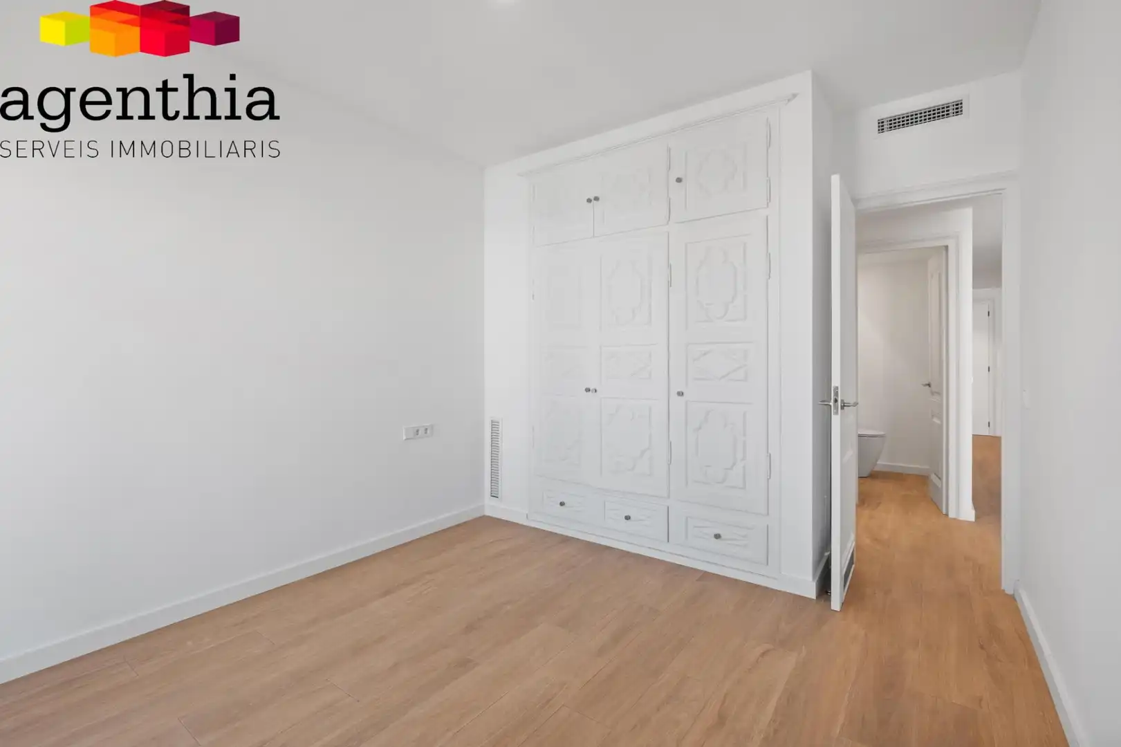 Bedroom of Flat for sale in Girona  with Air Conditioner, Heating and Terrace