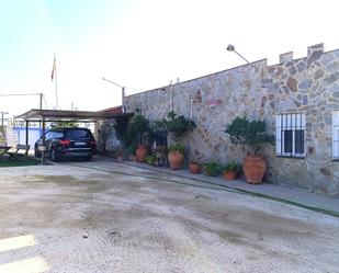 Vista exterior de Casa o xalet en venda en Lora del Río amb Aire condicionat, Calefacció i Jardí privat