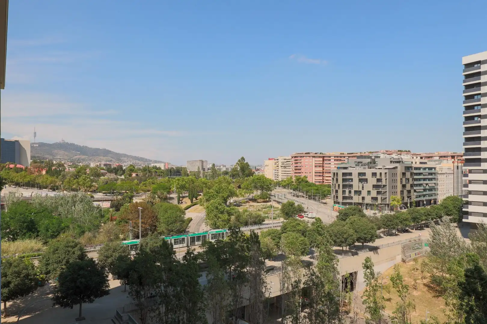 Außenansicht von Wohnung zum Verkauf in L'Hospitalet de Llobregat mit Klimaanlage, Heizung und Parkett