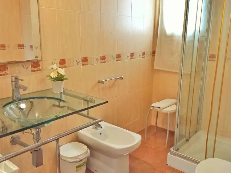 Badezimmer von Einfamilien-Reihenhaus zum Verkauf in Vícar mit Klimaanlage und Terrasse