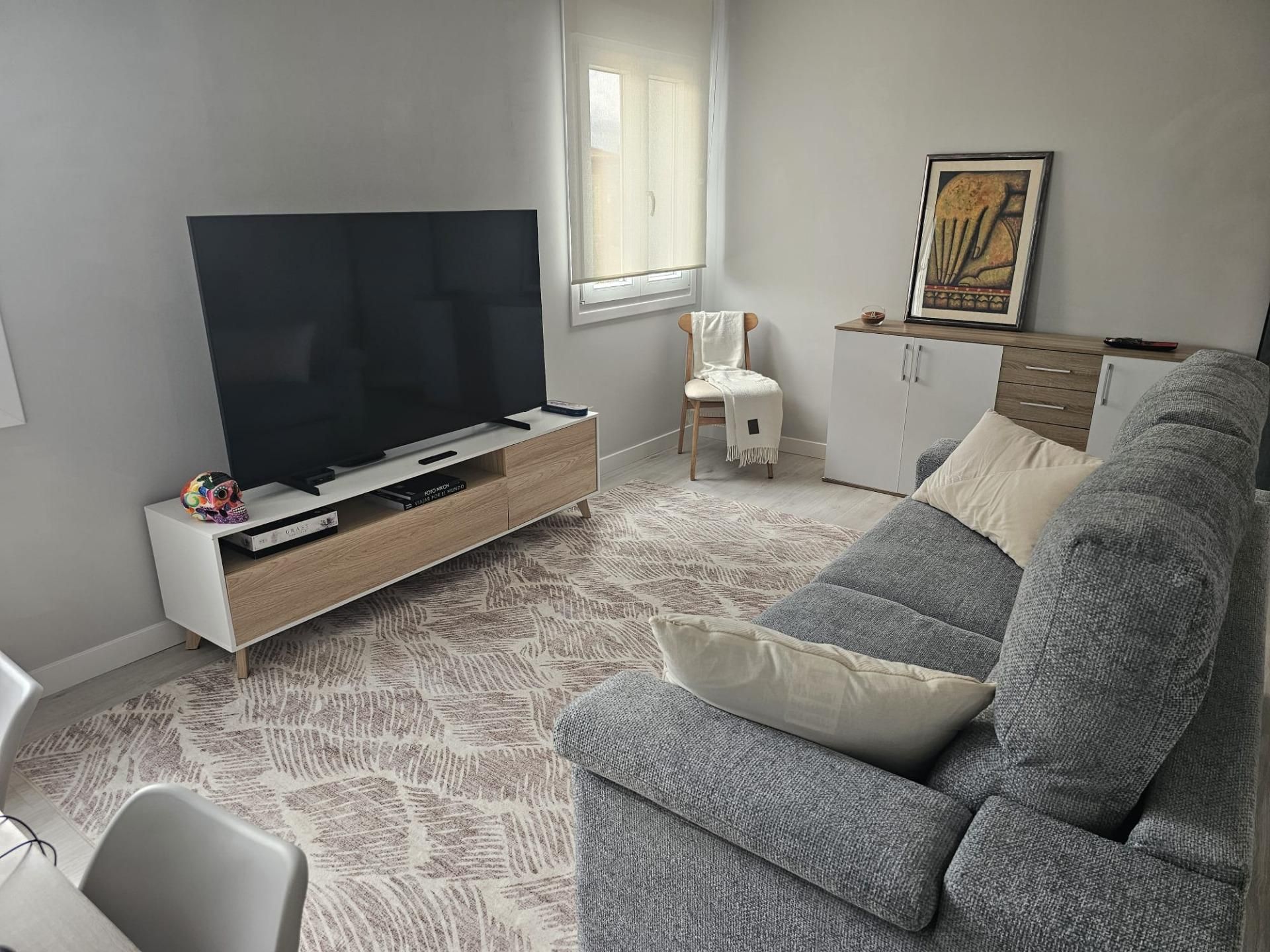 Sala d'estar de Pis de lloguer en Santoña amb Calefacció