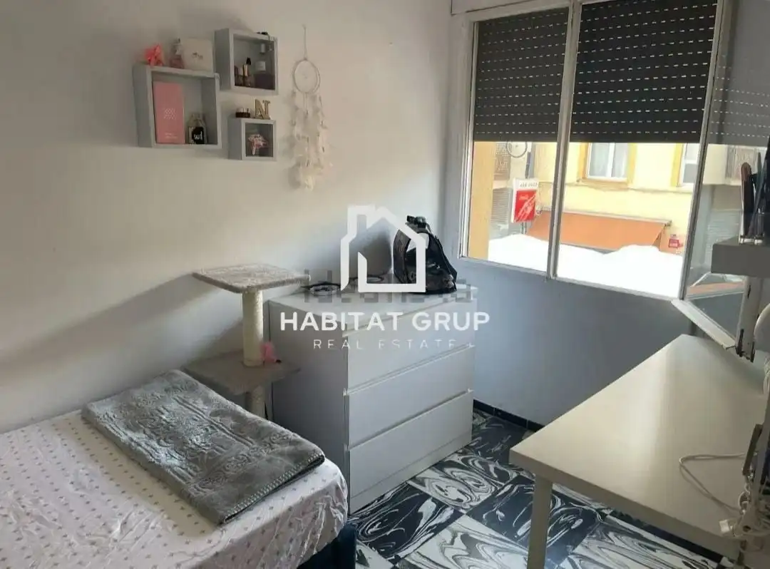 Habitación de Casa adosada en venta en Girona con Calefacción, Terraza y Trastero