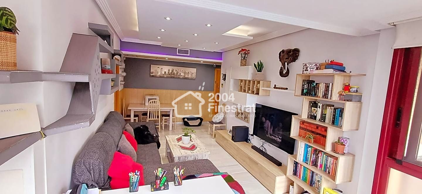 Sala d'estar de Pis en venda en Benidorm amb Aire condicionat, Moblat i Piscina comunitària