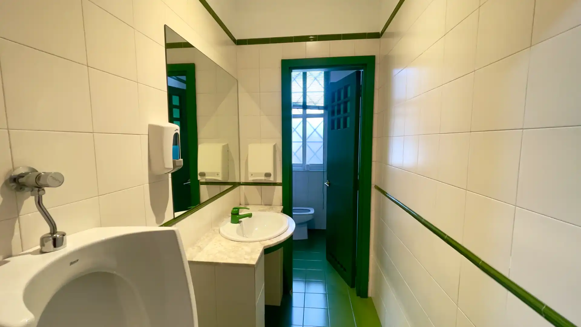 Badezimmer von Büro zum Verkauf in Ponferrada mit Klimaanlage, Heizung und Möbliert