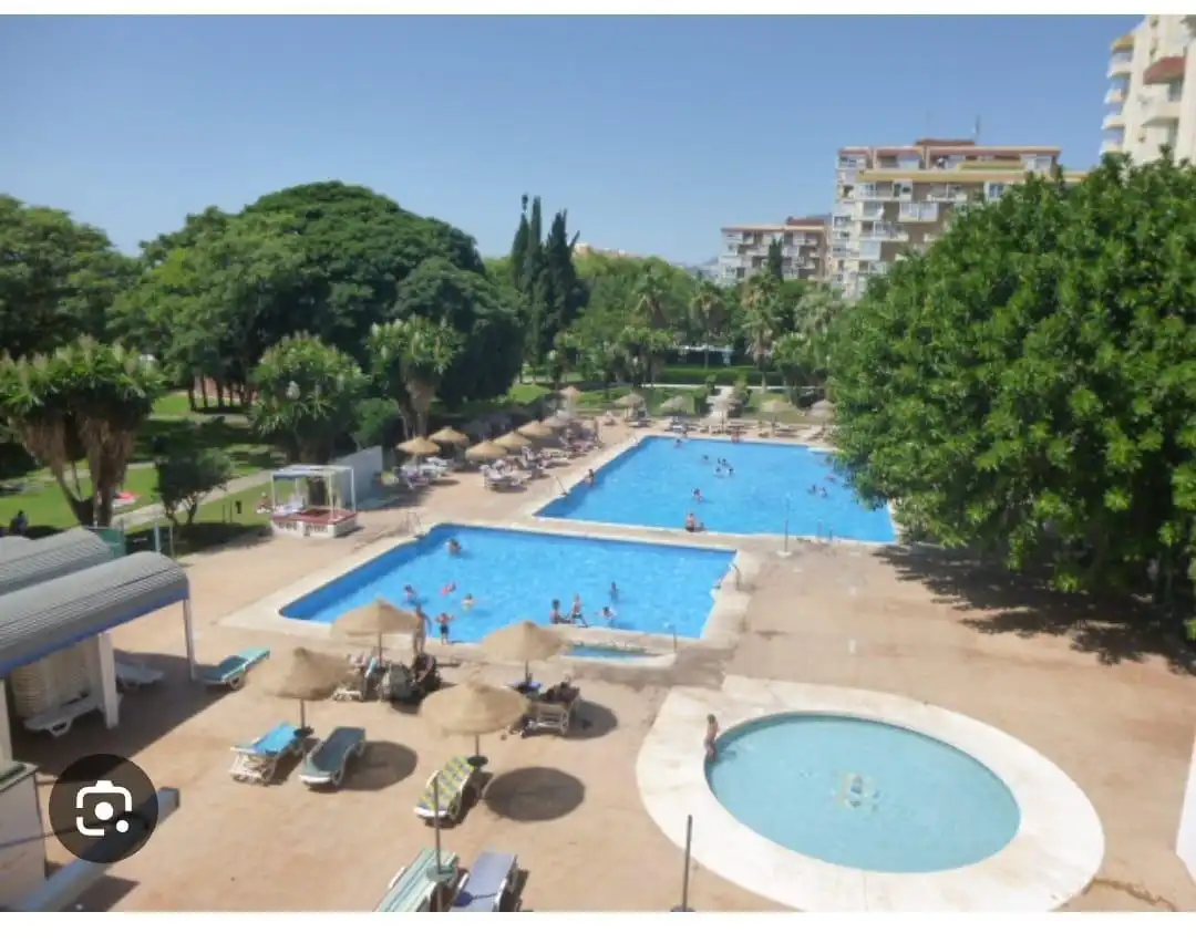 Schwimmbecken von Wohnung zum Verkauf in Benalmádena mit Klimaanlage, Privatgarten und Möbliert