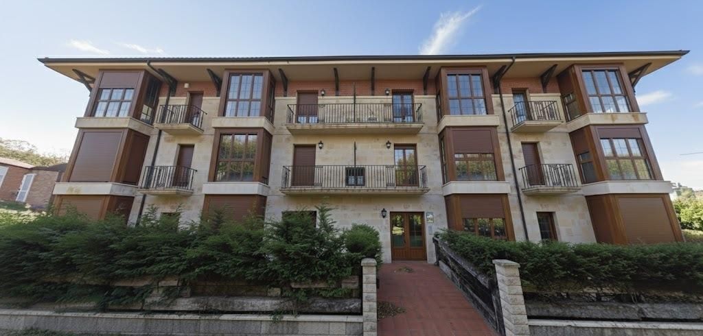 Vista exterior de Pis en venda en Corvera de Toranzo amb Jardí privat i Balcó