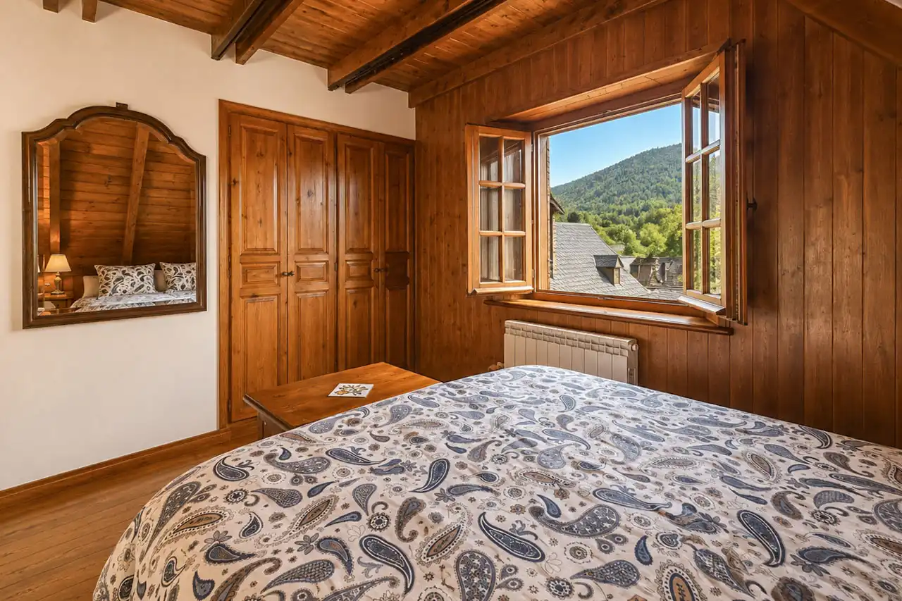 Dormitori de Casa adosada en venda en Naut Aran amb Calefacció, Jardí privat i Parquet