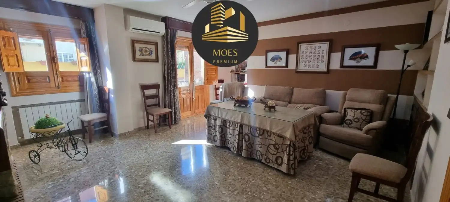 Casa amb terrassa en venda a Torredelcampo