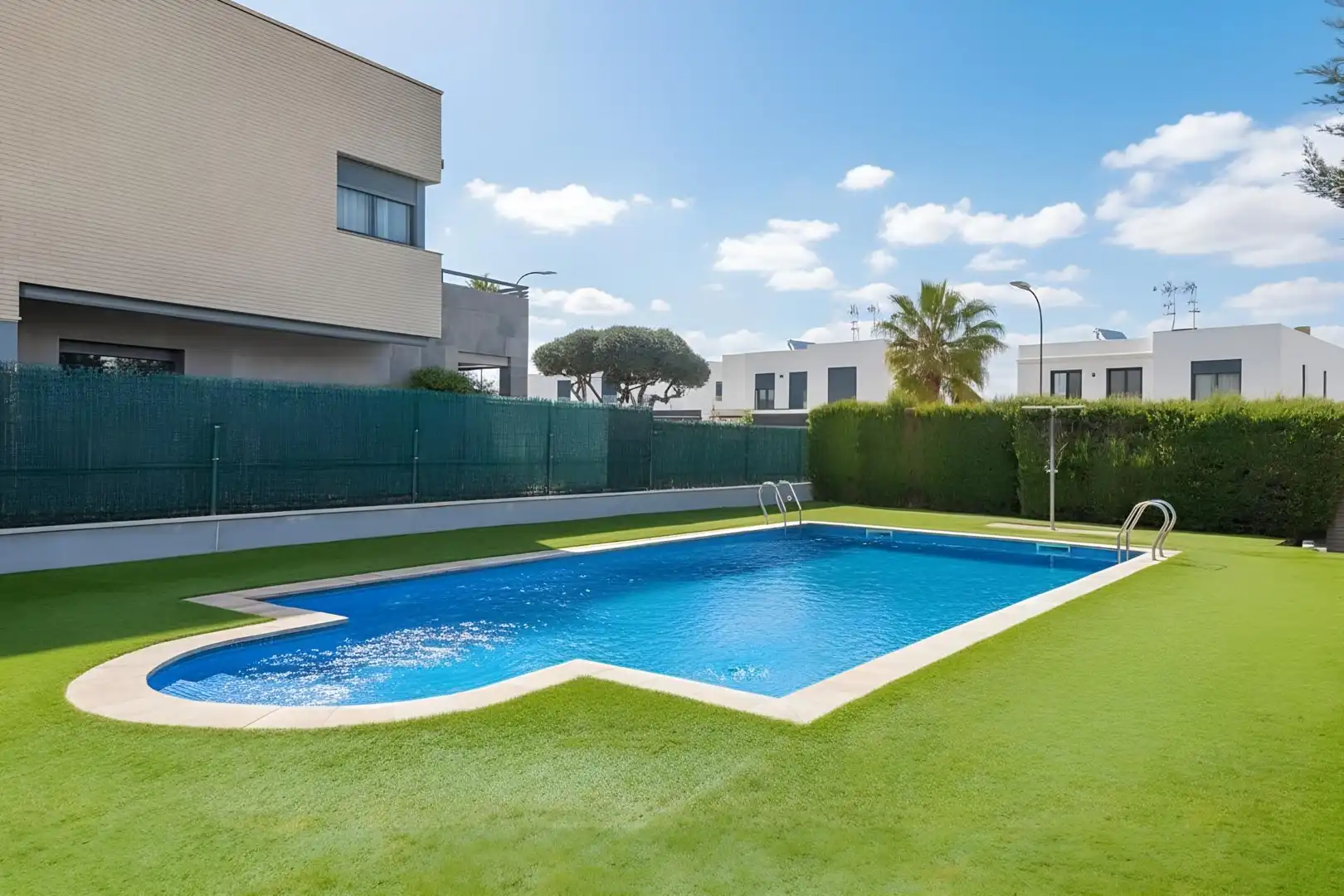 Schwimmbecken von Einfamilien-Reihenhaus zur Miete in Cambrils mit Privatgarten, Terrasse und Balkon